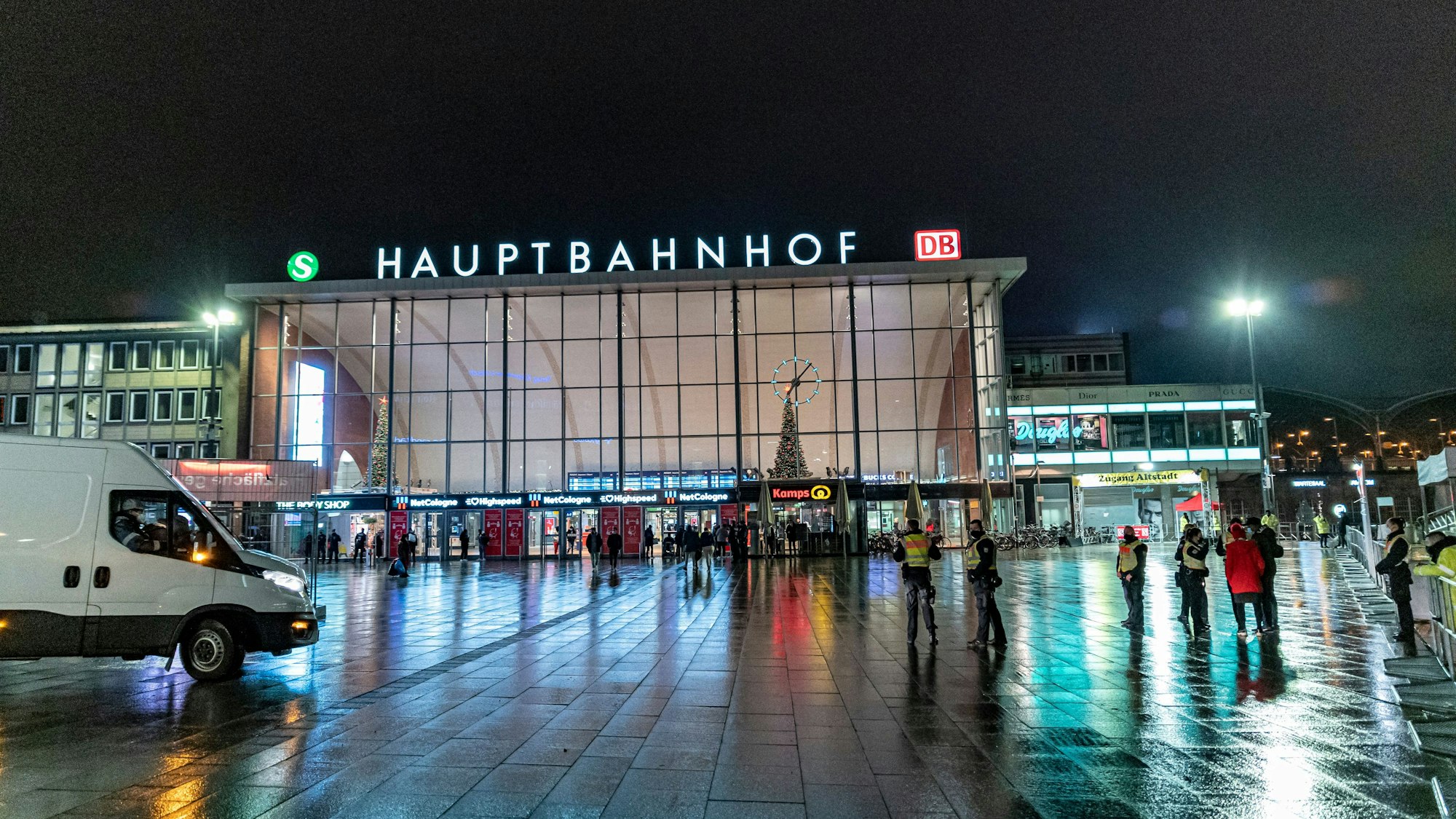 Köln:
Lokalaugenschein zum Jahreswechsel von 2020 auf 2021.
Hier der Bahnhofsvorplatz in der Kölner Innenstadt am Silvesterabend 2020.