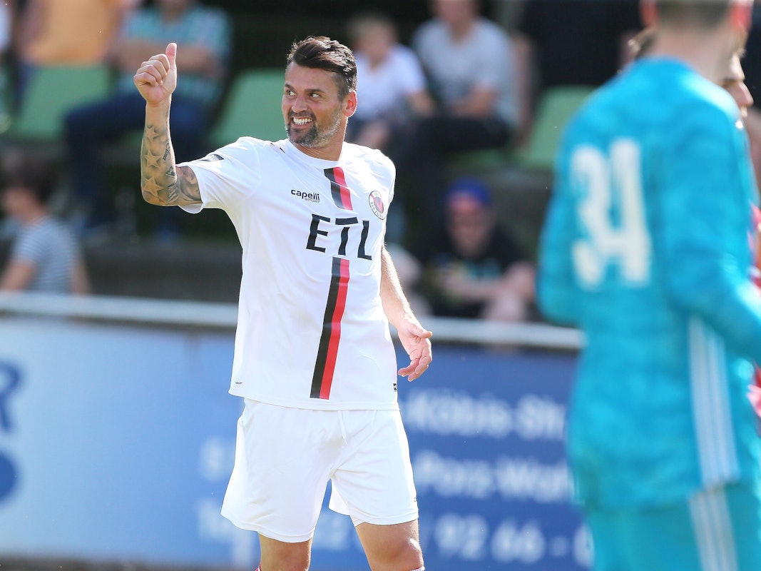 Albert Bunjaku hebt den Daumen