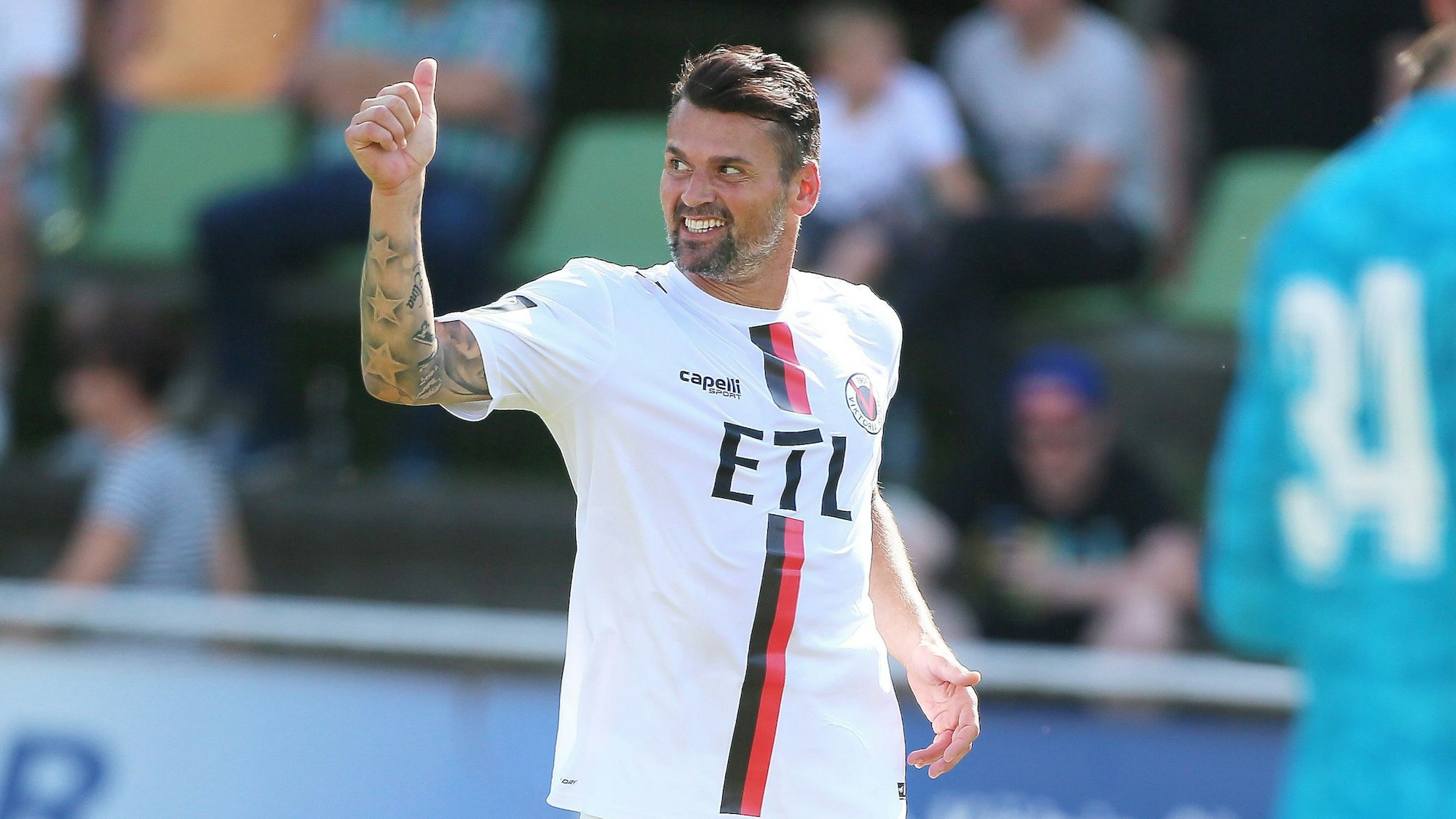 Albert Bunjaku hebt den Daumen