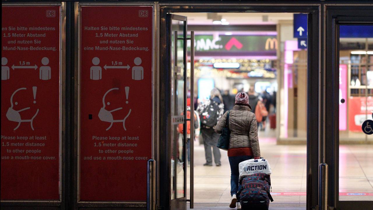 Köln: Eine Reisende geht mit einem Rollkoffer in den Hauptbahnhof.