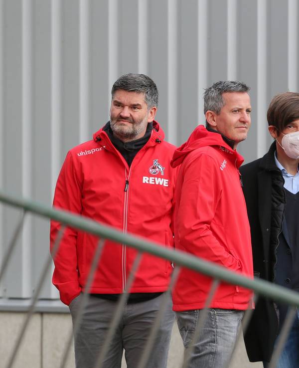 Michael Rudolph und Geschäftsführer Philipp Türoff schauen sich das Training des 1. FC Köln an.