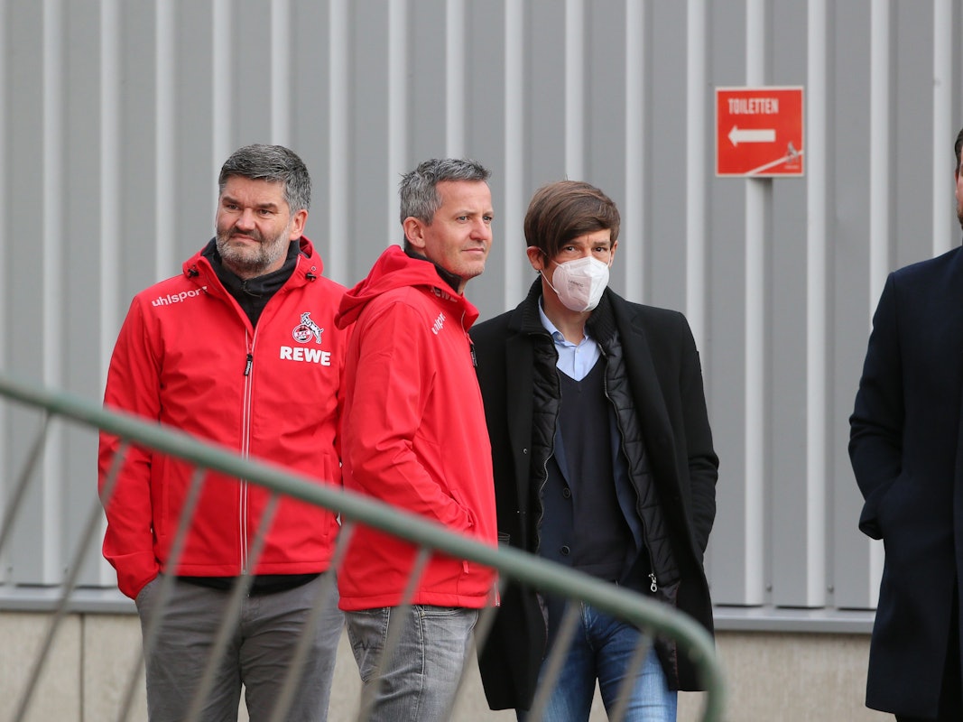 Michael Rudolph und Geschäftsführer Philipp Türoff schauen sich das Training des 1. FC Köln an.
