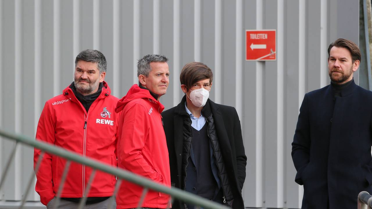 Michael Rudolph und Geschäftsführer Philipp Türoff schauen sich das Training des 1. FC Köln an.