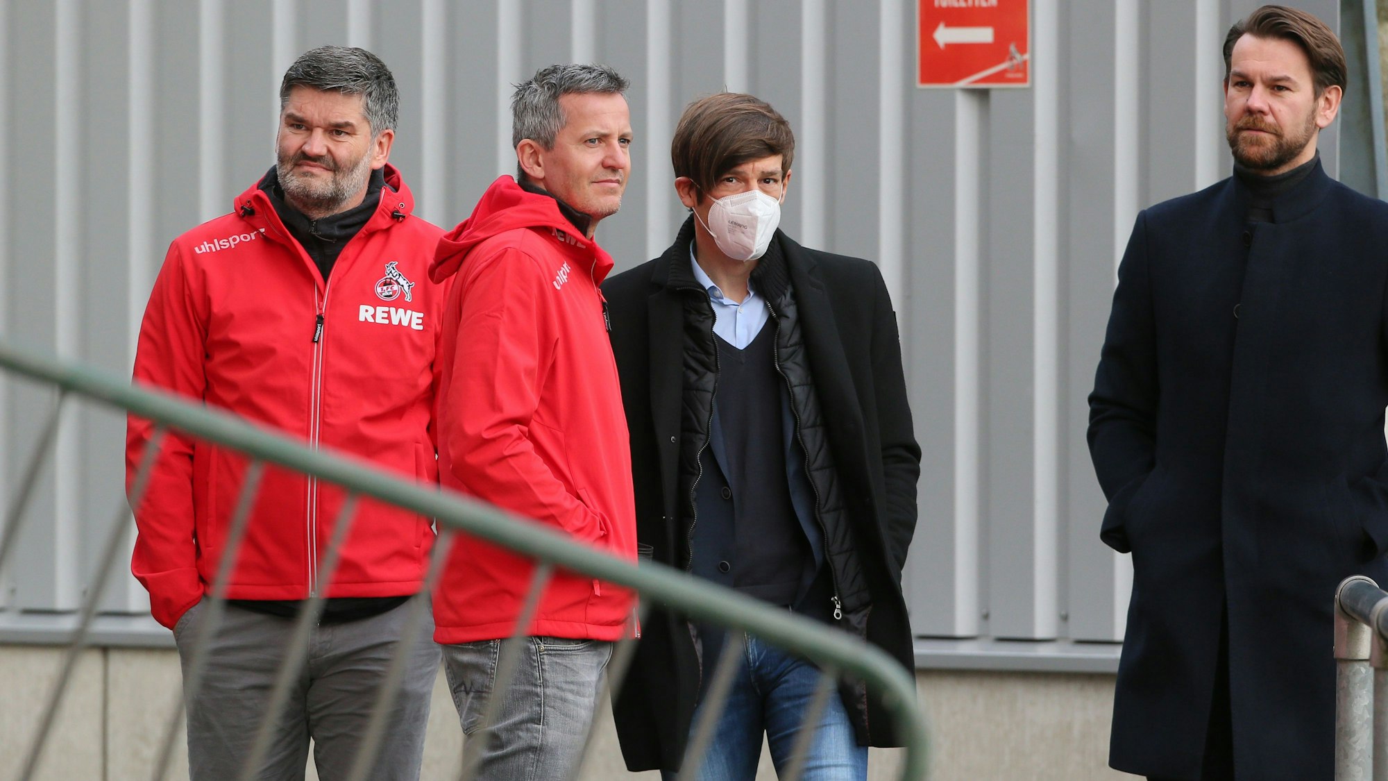 Michael Rudolph und Geschäftsführer Philipp Türoff schauen sich das Training des 1. FC Köln an.