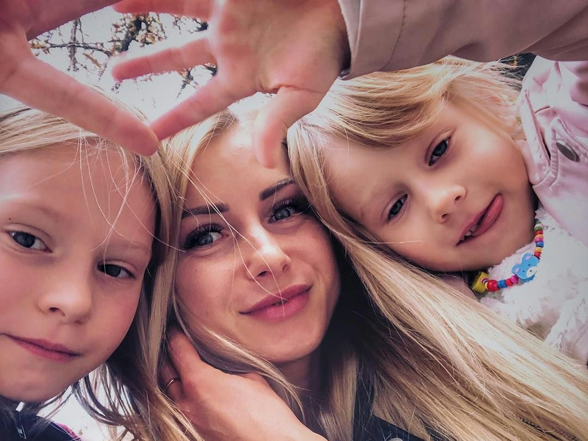 Ludmila Katunina posiert mit ihren zwei Töchtern