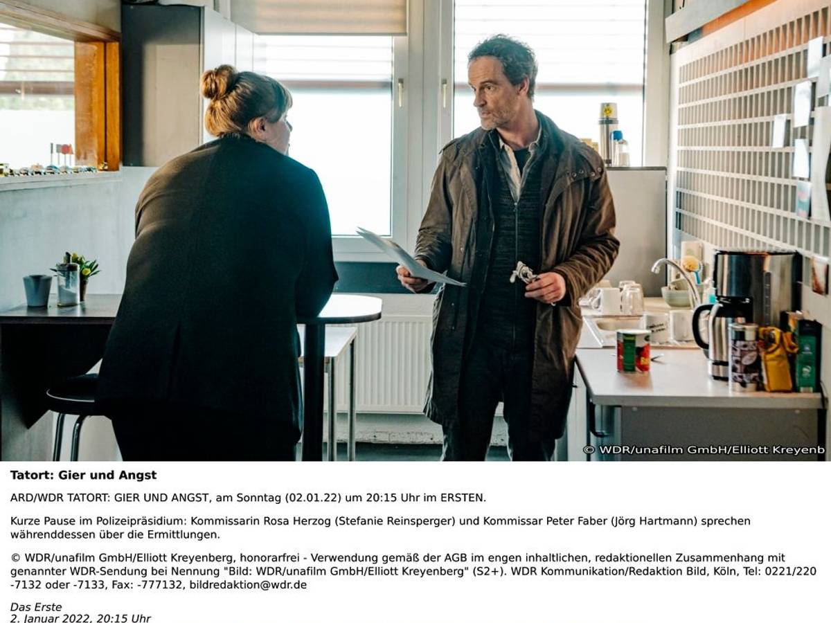 Die Dortmunder Tatort-Kommissarin Rosa Herzog (Stefanie Reinsperger) und Kommissar Peter Faber (Jörg Hartmann) sprechen über die Ermittlungen.