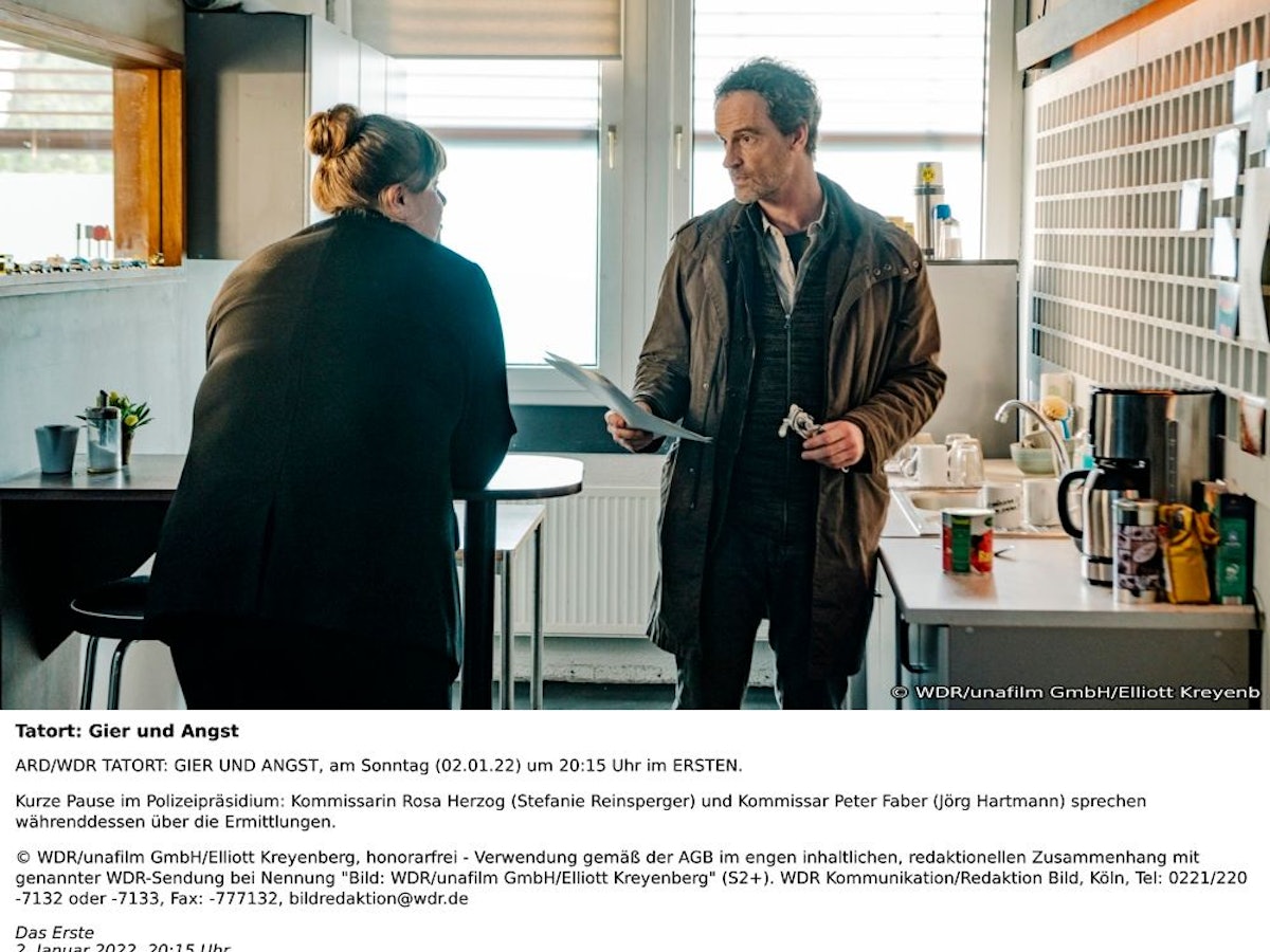 Die Dortmunder Tatort-Kommissarin Rosa Herzog (Stefanie Reinsperger) und Kommissar Peter Faber (Jörg Hartmann) sprechen über die Ermittlungen.