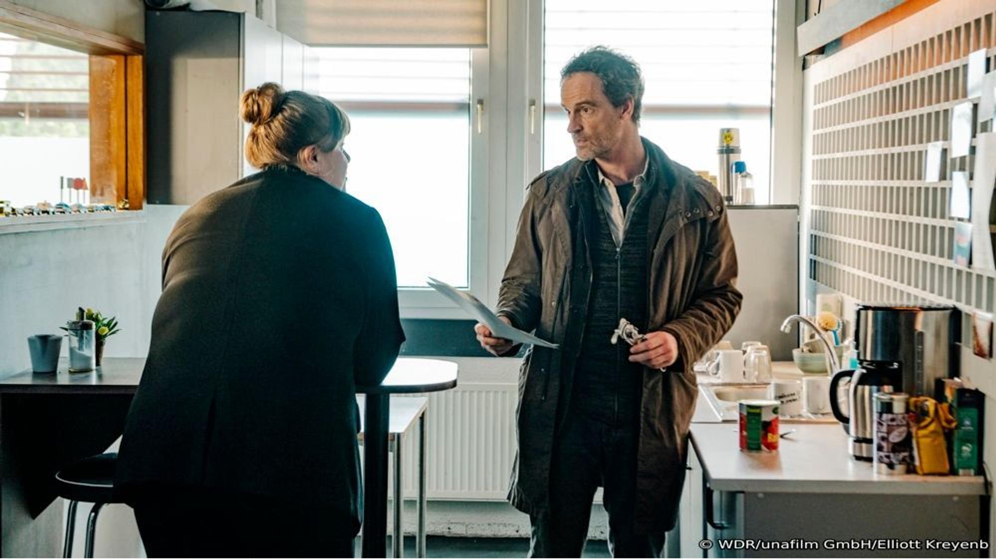 Die Dortmunder Tatort-Kommissarin Rosa Herzog (Stefanie Reinsperger) und Kommissar Peter Faber (Jörg Hartmann) sprechen über die Ermittlungen.