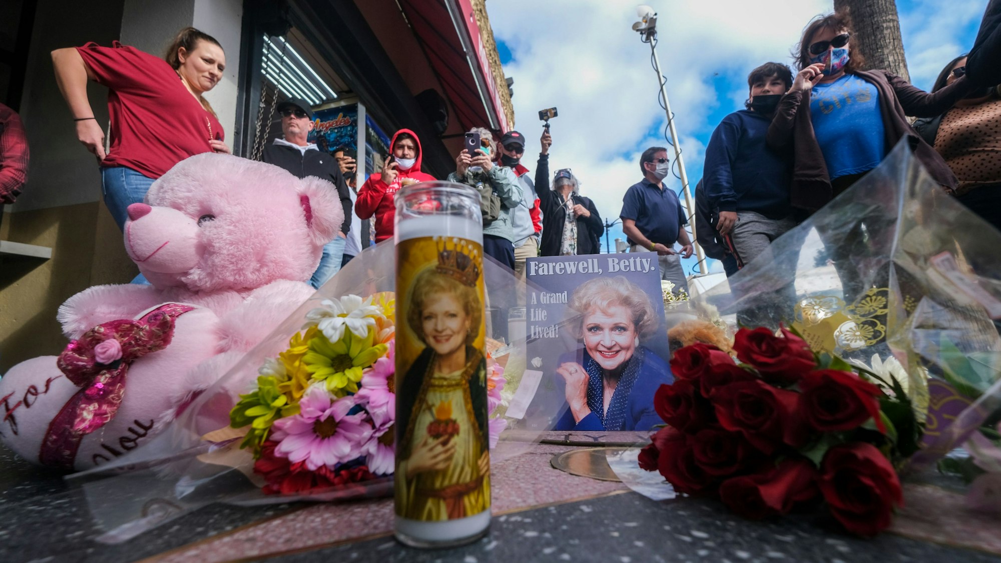 Blumen, Stofftiere und Karten stehen am Hollywood-Walk-of-Fame-Stern der verstorbenen Schauspielerin Betty White.