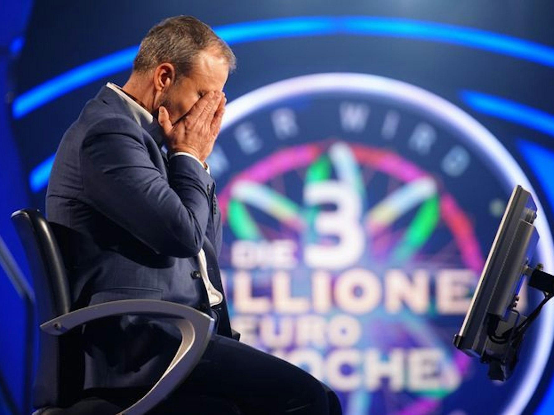 Kandidat Pedro Rodriguez Sanchez am Montagabend (3. Januar 2022) bei „Wer wird Millionär?“