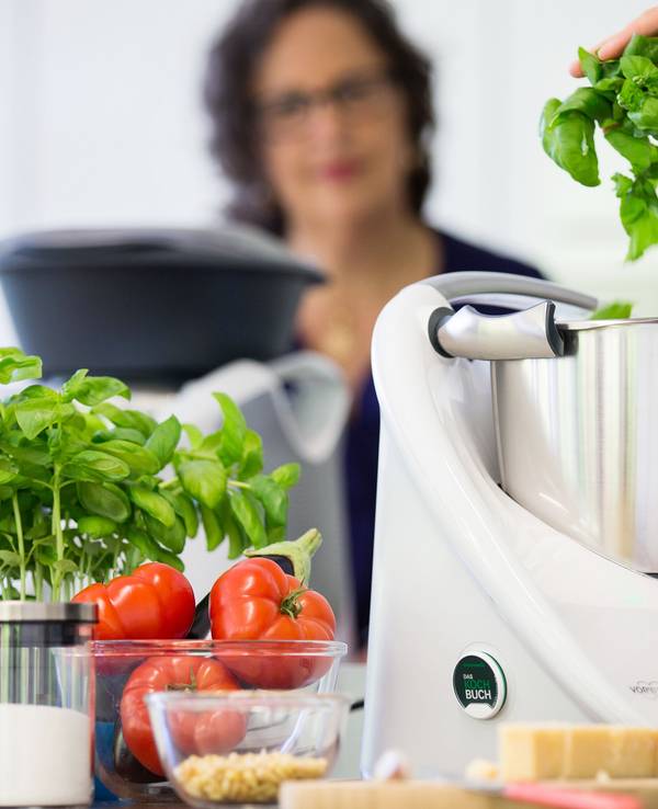In einer Versuchsküche im Werk wird mit dem Thermomix TM5 von Vorwerk ein Essen zubereitet. Wegen einer gesunkenen Nachfrage in Europa soll die Küchenmaschine Thermomix nicht länger am Sitz des Unternehmens Vorwerk in Wuppertal gefertigt werden.