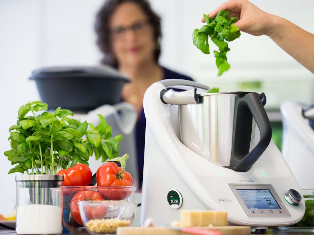 In einer Versuchsküche im Werk wird mit dem Thermomix TM5 von Vorwerk ein Essen zubereitet. Wegen einer gesunkenen Nachfrage in Europa soll die Küchenmaschine Thermomix nicht länger am Sitz des Unternehmens Vorwerk in Wuppertal gefertigt werden.