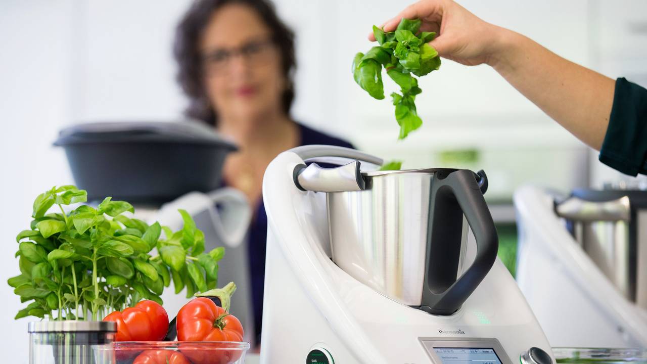 In einer Versuchsküche im Werk wird mit dem Thermomix TM5 von Vorwerk ein Essen zubereitet. Wegen einer gesunkenen Nachfrage in Europa soll die Küchenmaschine Thermomix nicht länger am Sitz des Unternehmens Vorwerk in Wuppertal gefertigt werden.