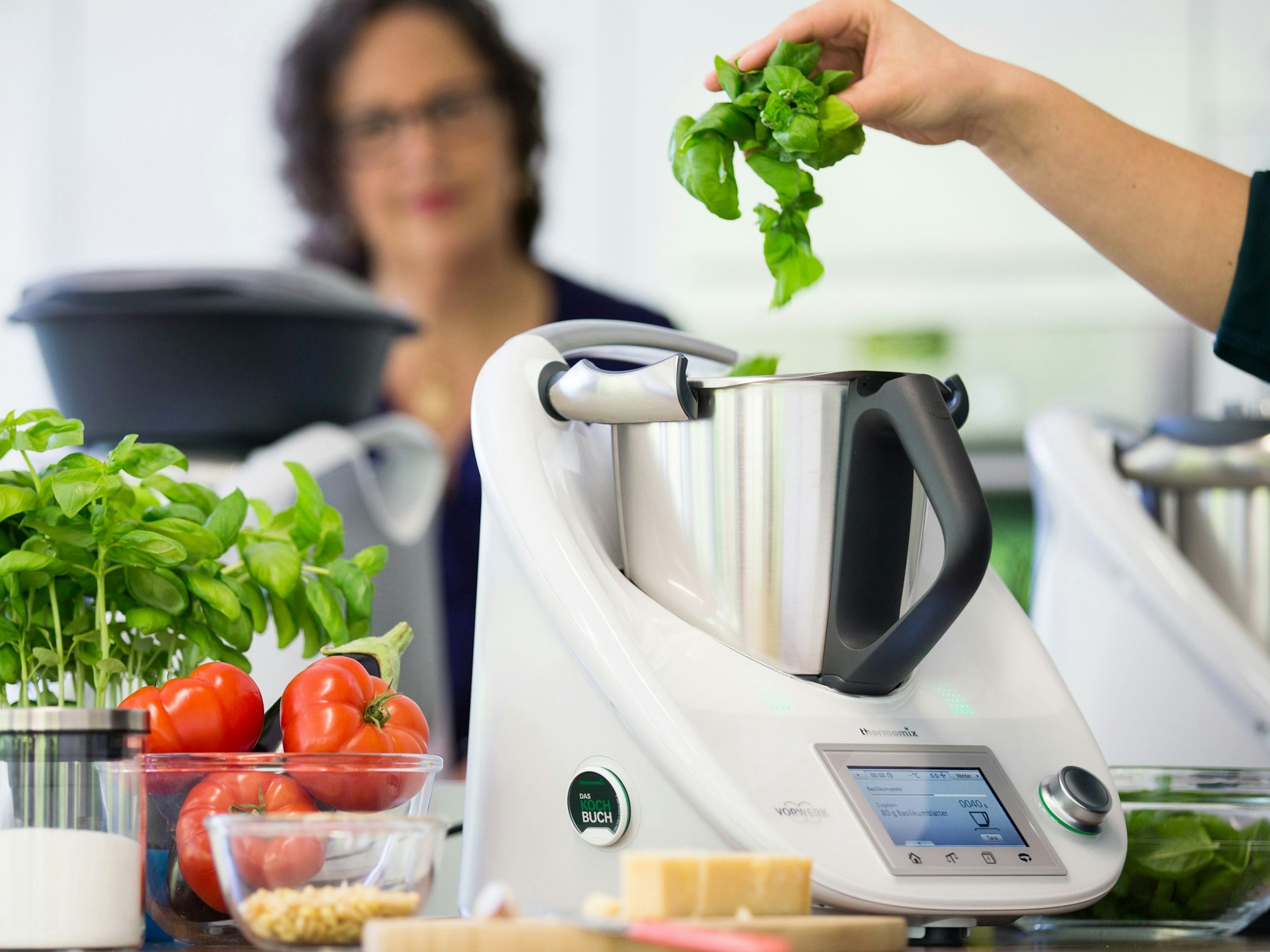 In einer Versuchsküche im Werk wird mit dem Thermomix TM5 von Vorwerk ein Essen zubereitet. Wegen einer gesunkenen Nachfrage in Europa soll die Küchenmaschine Thermomix nicht länger am Sitz des Unternehmens Vorwerk in Wuppertal gefertigt werden.