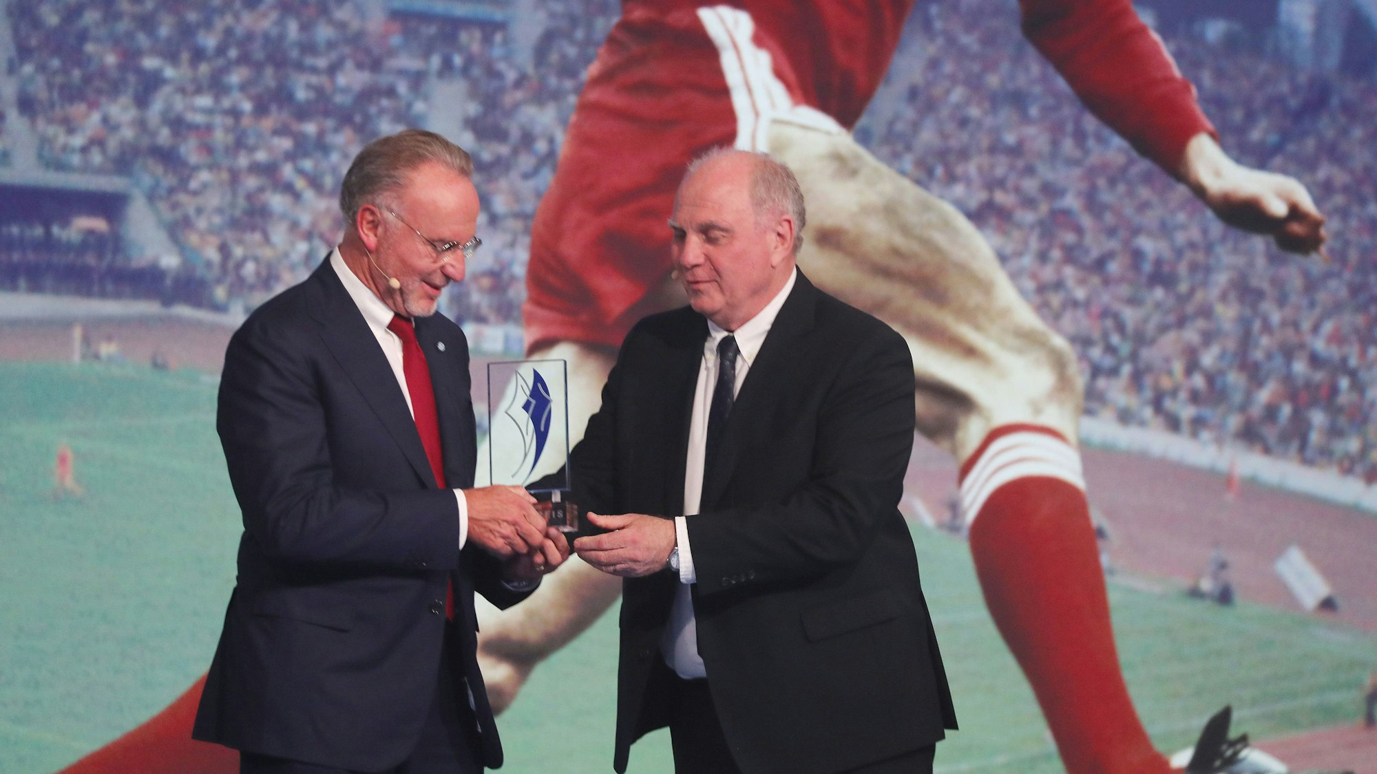 Uli Hoeneß übergibt Karl-Heinz Rummenigge den Preis fürs Lebenswerk
