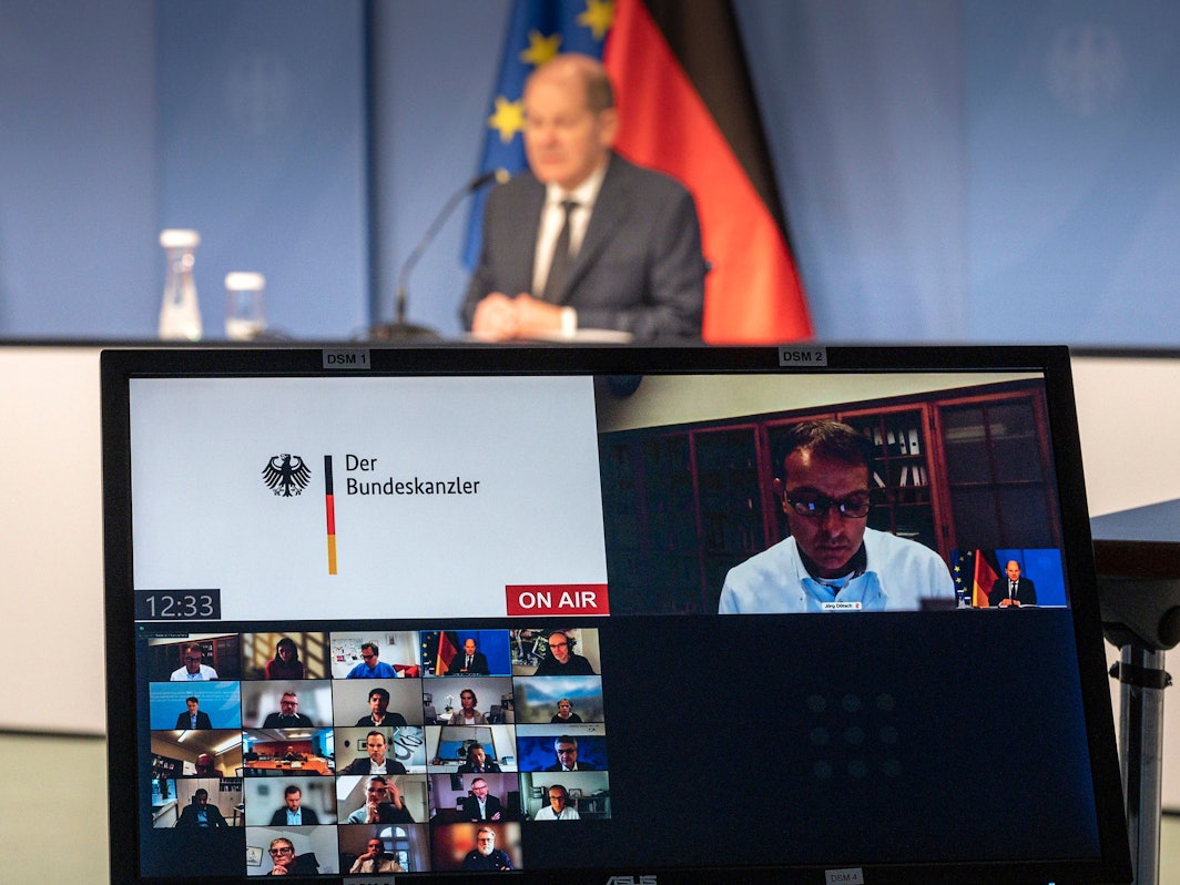Der Corona-Expertenrat, hier bei einer virtuellen Sitzung am 14. Dezember 2021 mit Bundeskanzler Olaf Scholz, trifft sich zu ersten Beratungen im neuen Jahr.