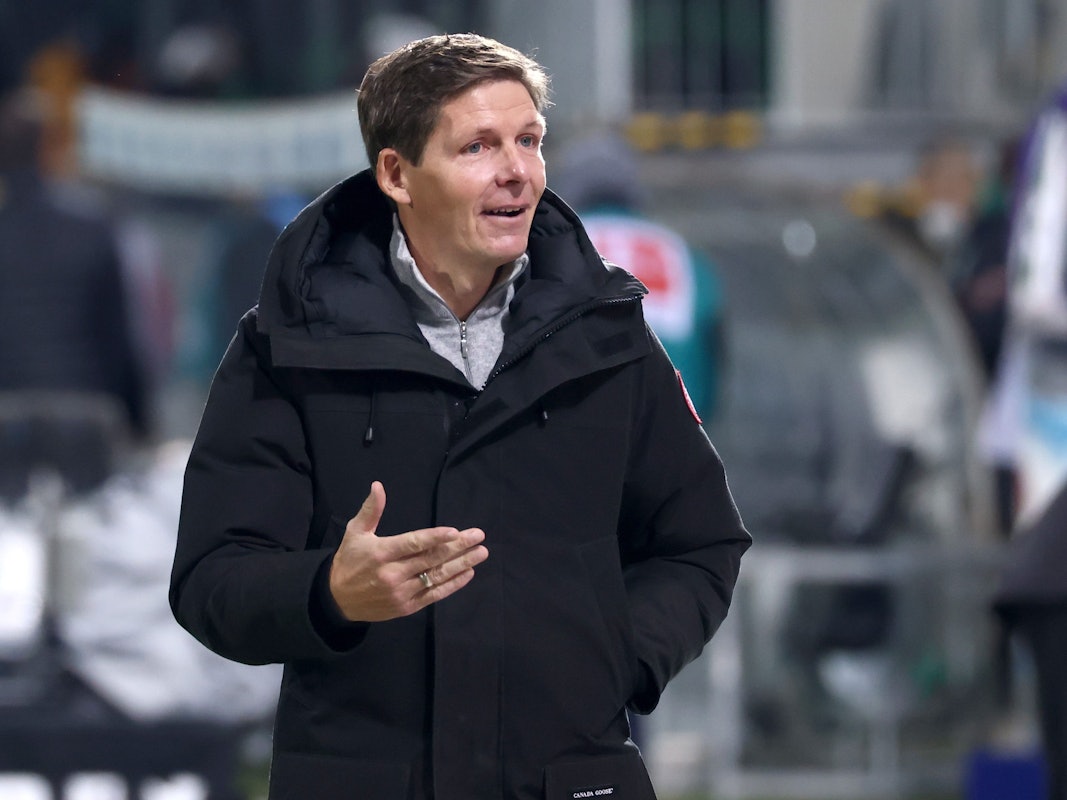 Der Frankfurter Trainer Oliver Glasner steht vor dem Spiel auf dem Platz.