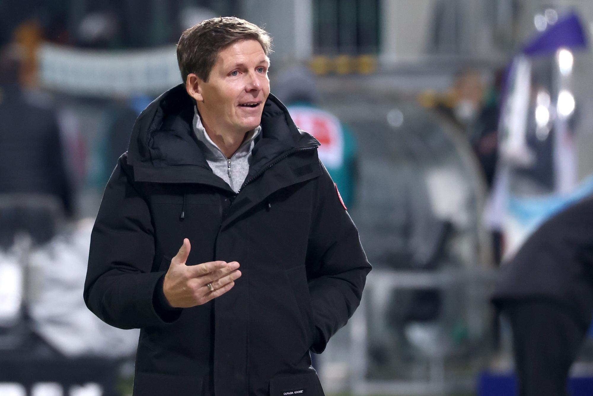 Der Frankfurter Trainer Oliver Glasner steht vor dem Spiel auf dem Platz.