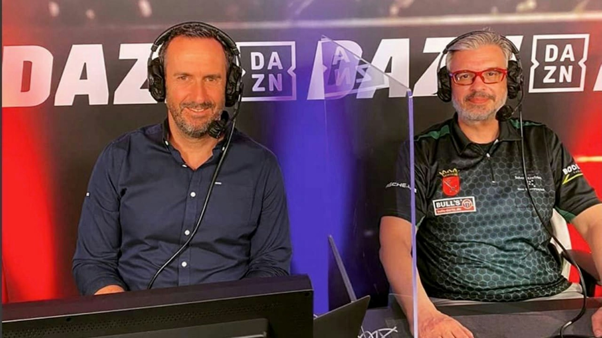 Tomas „Shorty“ Seyler mit Elmar Paulke in der DAZN-Kommentatorenbox.
