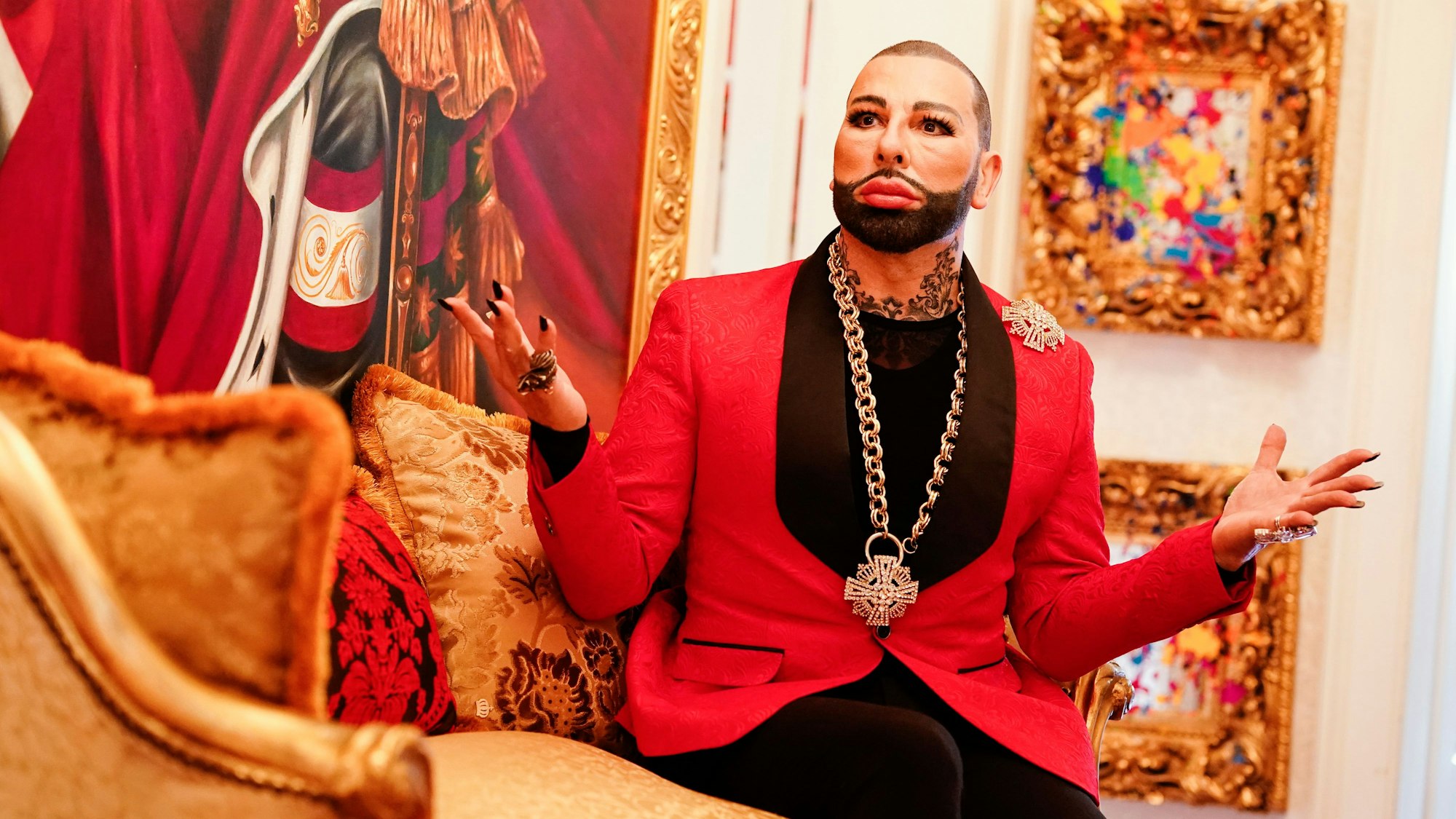 Harald Glööckler, Modedesigner und Unternehmer, sitzt in einem Raum seines Hauses. Im Januar zieht Glööckler für zwei Wochen ins RTL-Dschungelcamp.