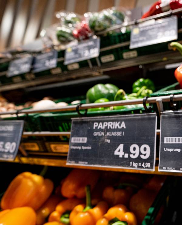 Ab 2022 sind Plastiktüten in Supermärkten verboten, nur an der Obsttheke (wie hier auf unserem Archivbild vom Frühjahr 2021) sind die kleinen Tütchen weiterhin erlaubt. Viele Kunden greifen stattdessen zur Papiertüte – und machen unwissentlich einen Fehler.