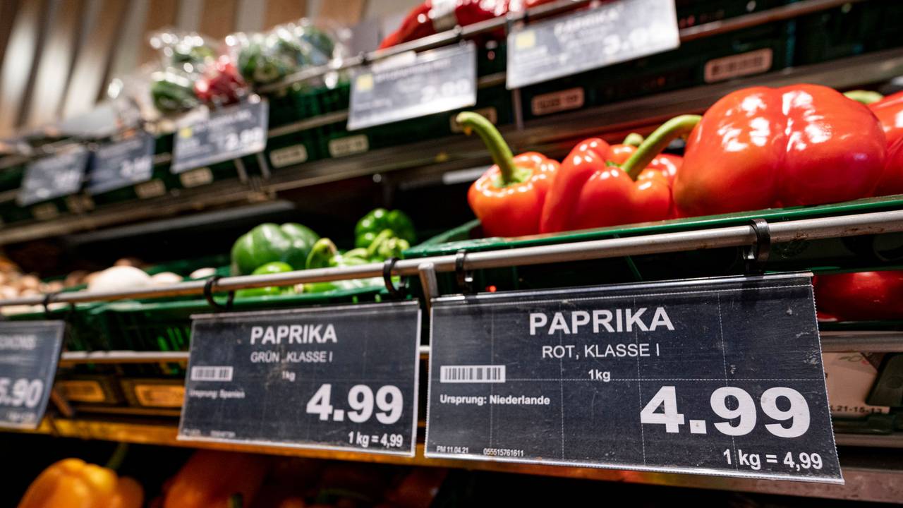 Ab 2022 sind Plastiktüten in Supermärkten verboten, nur an der Obsttheke (wie hier auf unserem Archivbild vom Frühjahr 2021) sind die kleinen Tütchen weiterhin erlaubt. Viele Kunden greifen stattdessen zur Papiertüte – und machen unwissentlich einen Fehler.