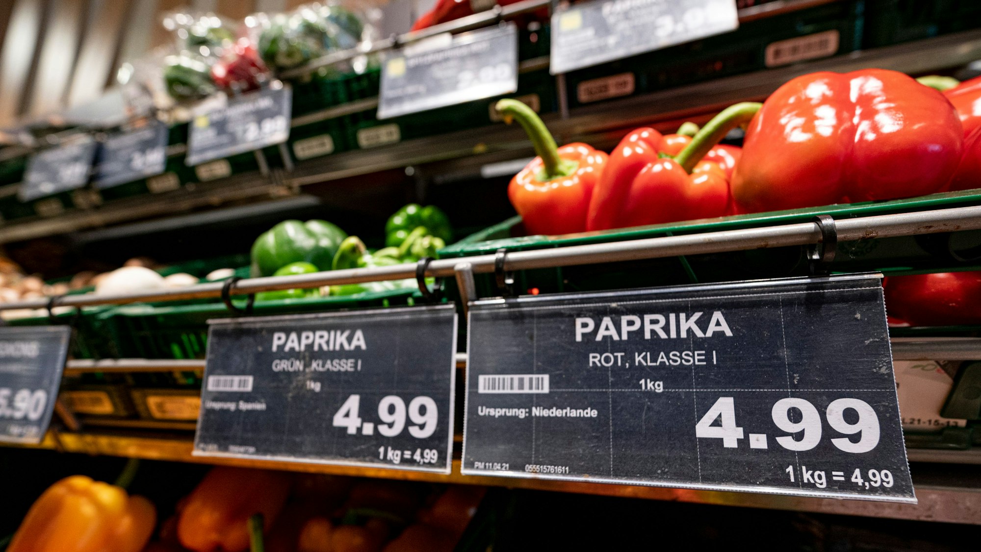 Ab 2022 sind Plastiktüten in Supermärkten verboten, nur an der Obsttheke (wie hier auf unserem Archivbild vom Frühjahr 2021) sind die kleinen Tütchen weiterhin erlaubt. Viele Kunden greifen stattdessen zur Papiertüte – und machen unwissentlich einen Fehler.