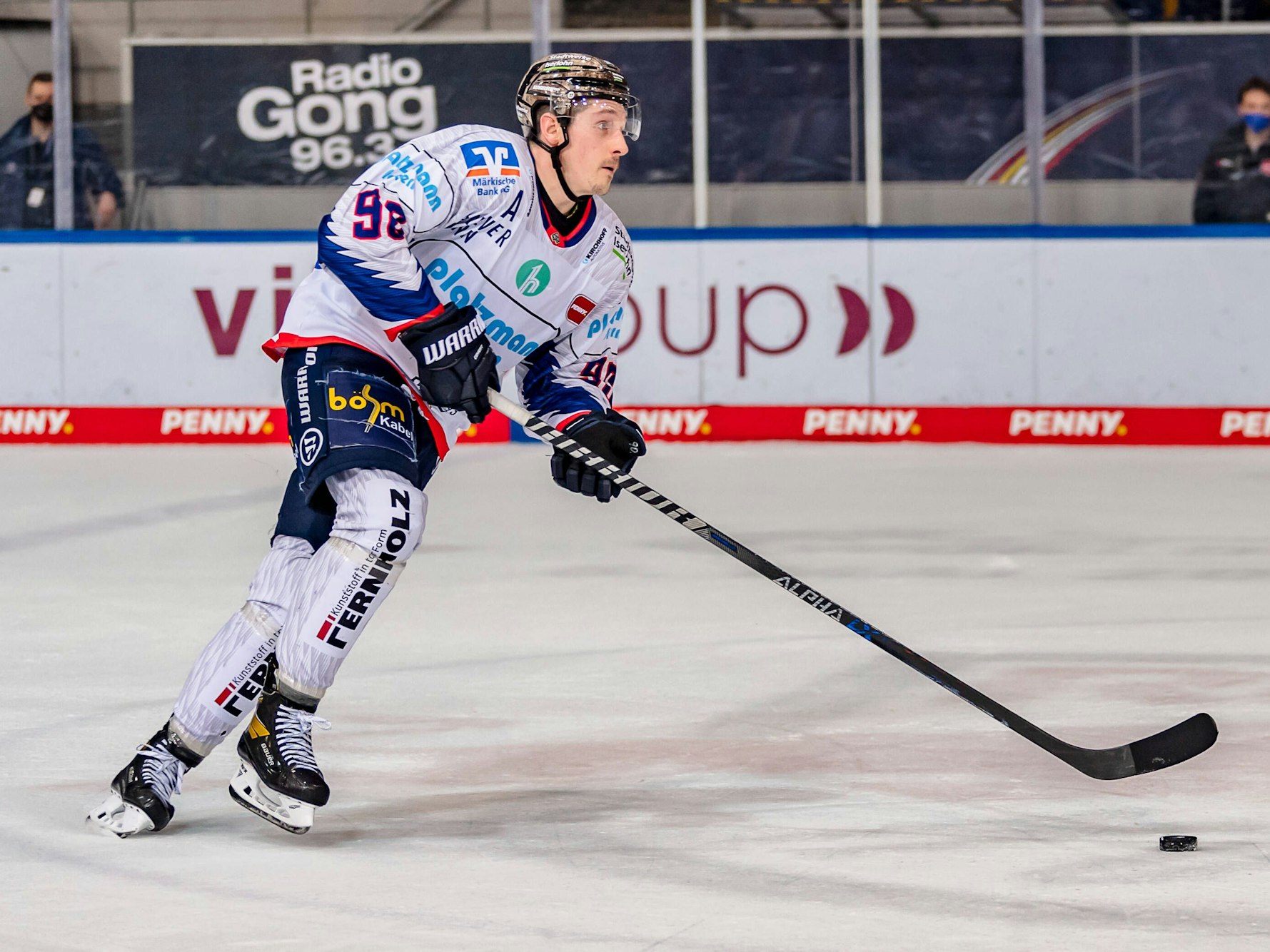 Luke Adam führt den Puck nah am Schläger.