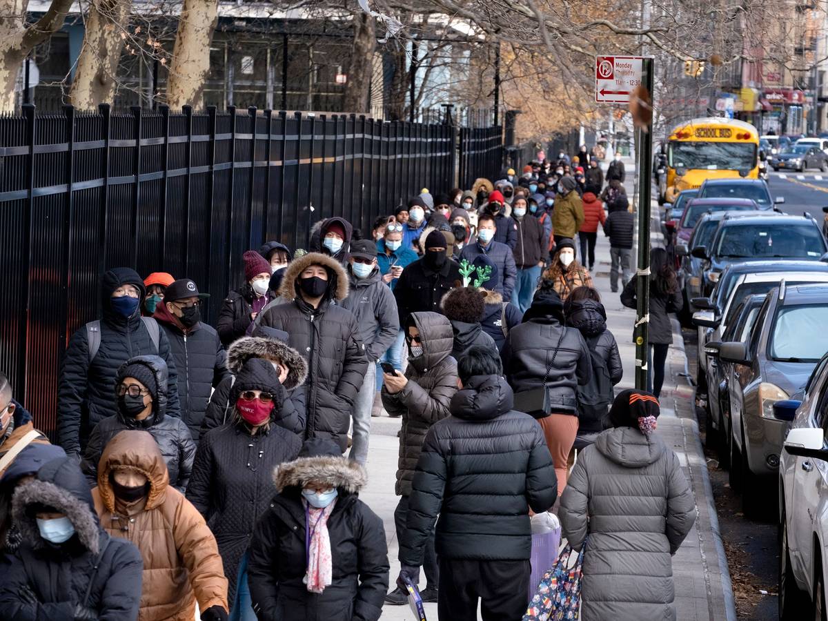 Menschen warten in der Lower East Side im New Yorker Stadtbezirk Manhattan, um Corona-Testkits zu erhalten, die verteilt werden. +++ dpa-Bildfunk +++