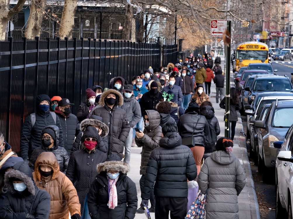 Menschen warten in der Lower East Side im New Yorker Stadtbezirk Manhattan, um Corona-Testkits zu erhalten, die verteilt werden. +++ dpa-Bildfunk +++