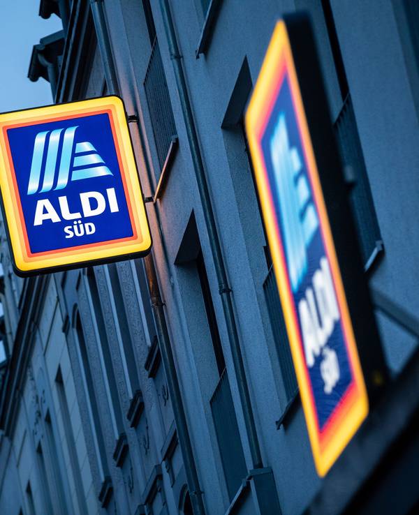 Köln: Die Leuchtreklame von Aldi Süd leuchtet am Abend über einer Filiale auf der Sülzburgstraße.