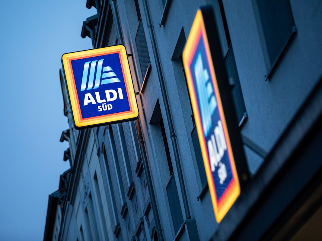 Das Schild an einer Kölner Supermarkt-Filiale von Aldi Süd im April 2021.
