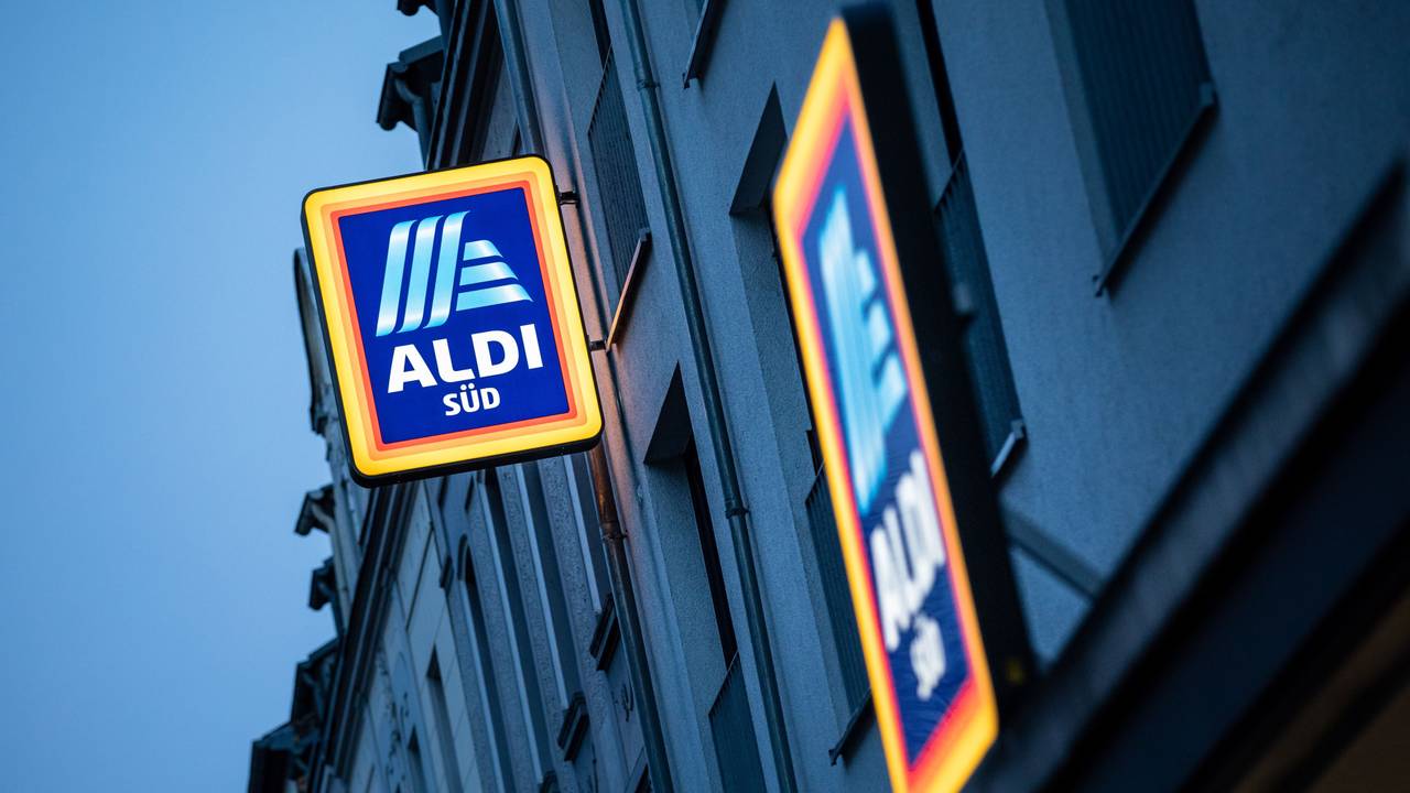 Köln: Die Leuchtreklame von Aldi Süd leuchtet am Abend über einer Filiale auf der Sülzburgstraße.