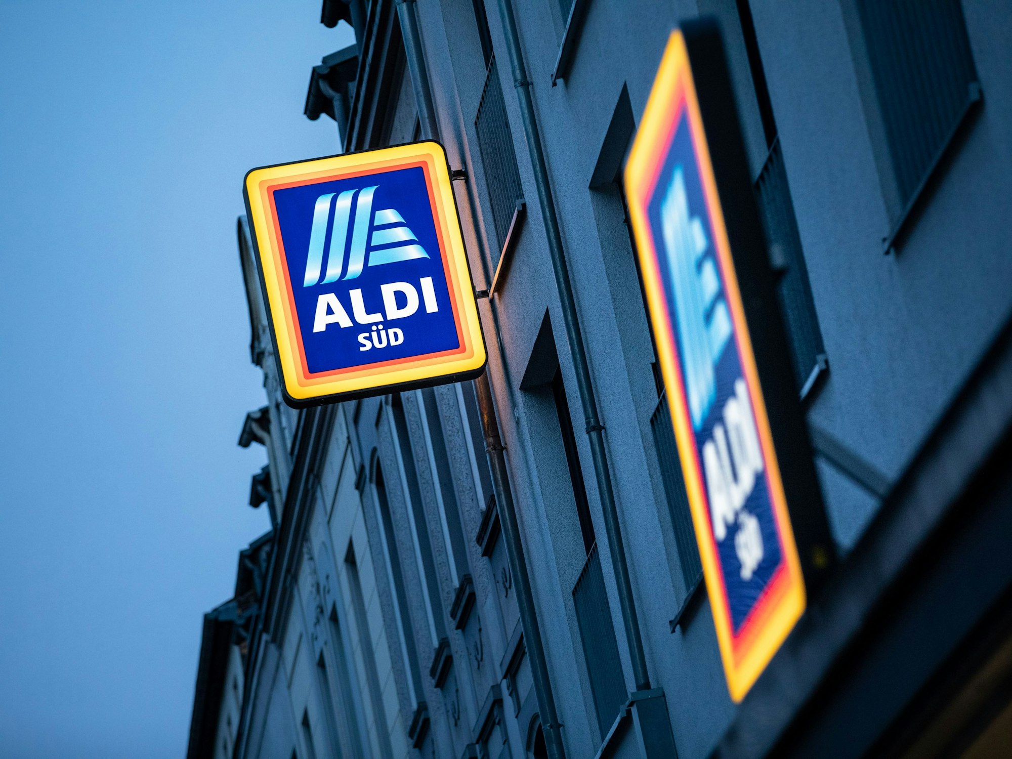 Das Schild an einer Kölner Supermarkt-Filiale von Aldi Süd im April 2021.