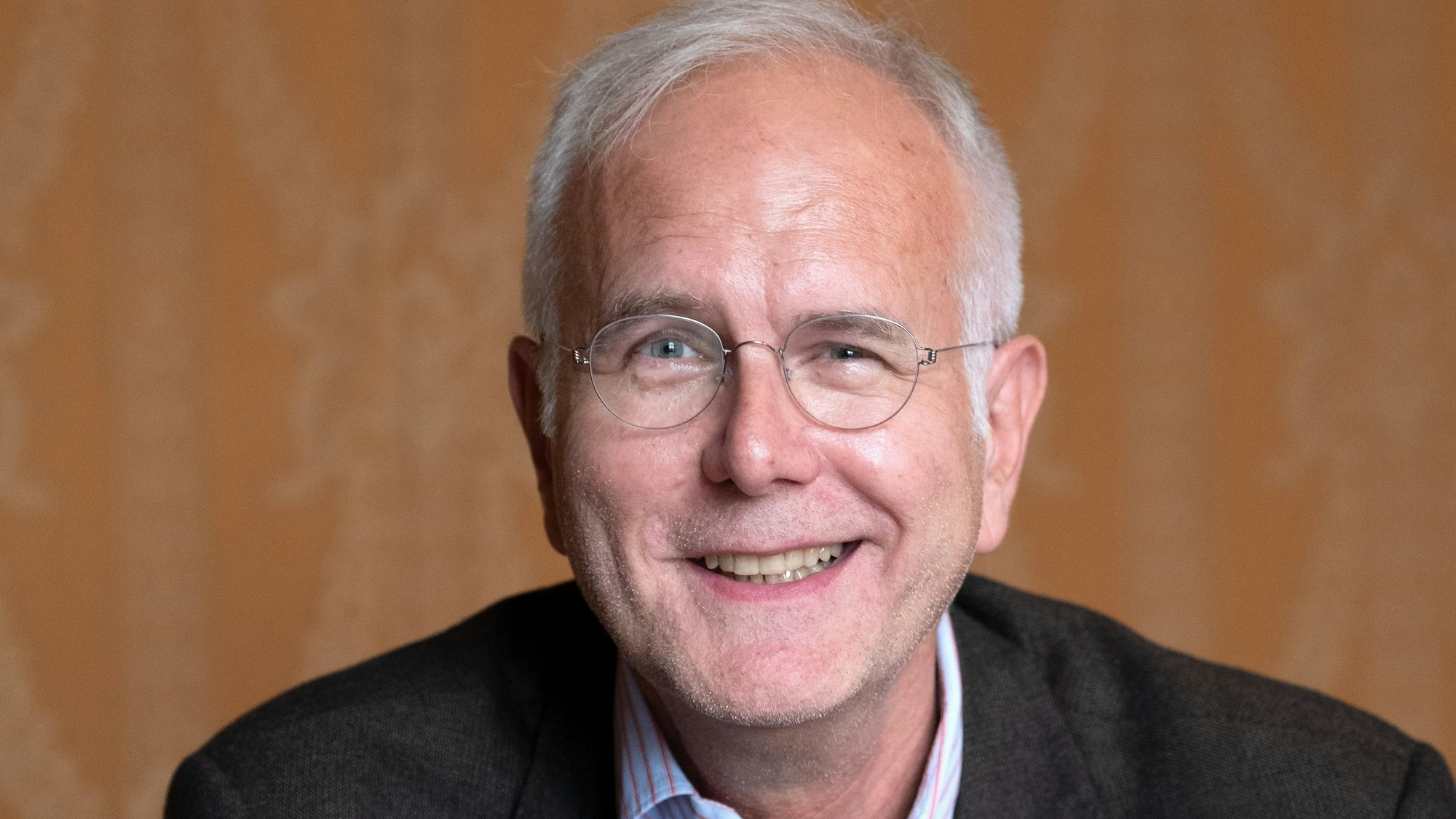 Harald Schmidt, Entertainer und Schauspieler, spricht bei einem dpa-Interview im Opernhaus.