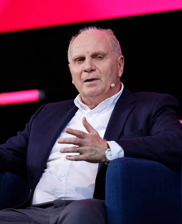 Uli Hoeneß sitzt im Sessel und spricht