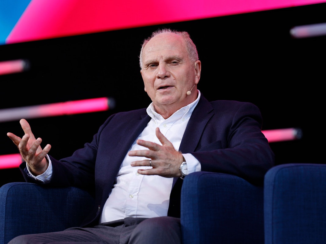 Uli Hoeneß sitzt im Sessel und spricht