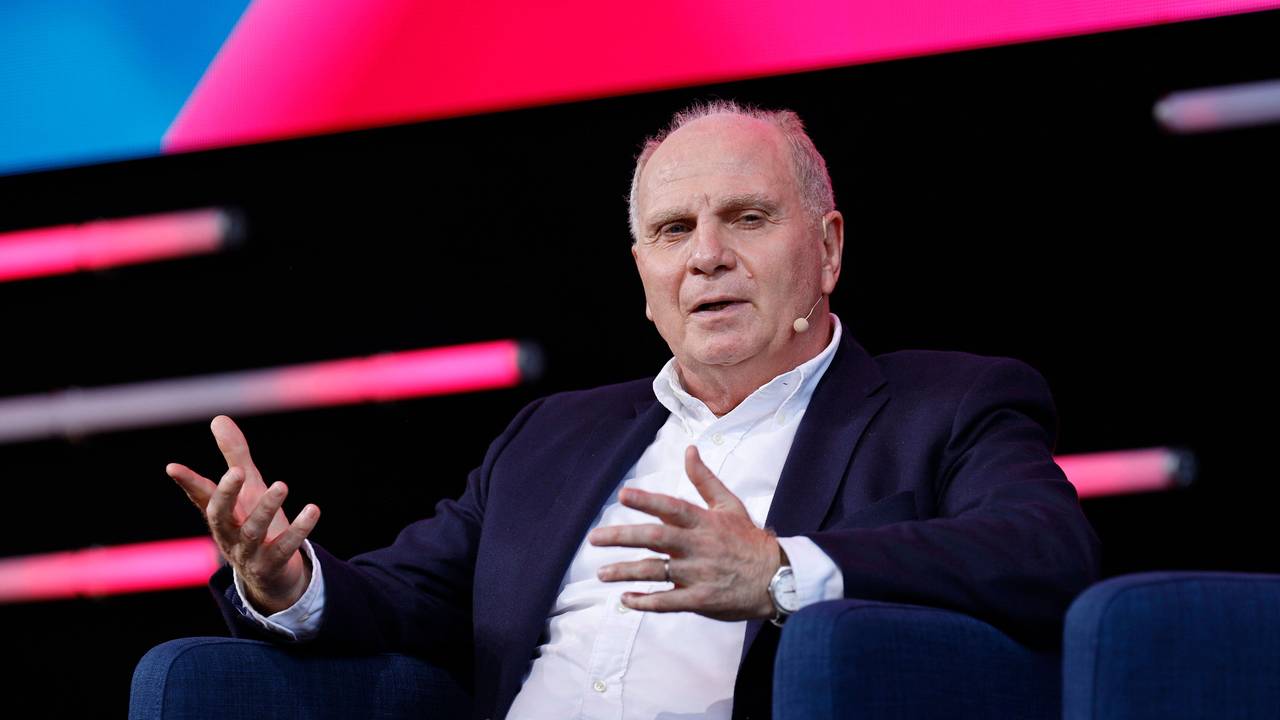 Uli Hoeneß sitzt im Sessel und spricht