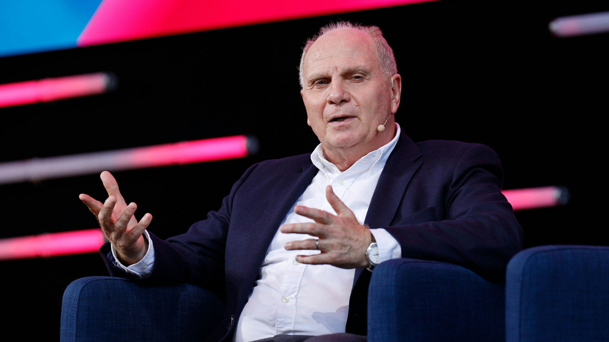 Uli Hoeneß sitzt im Sessel und spricht