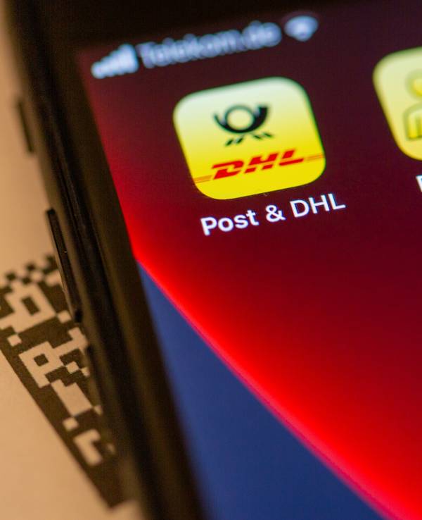 Das Logo der Post & DHL App ist auf dem Display eines Smartphones zu sehen. Das Symbolbild wurde am 5. Dezember 2021 aufgenommen.