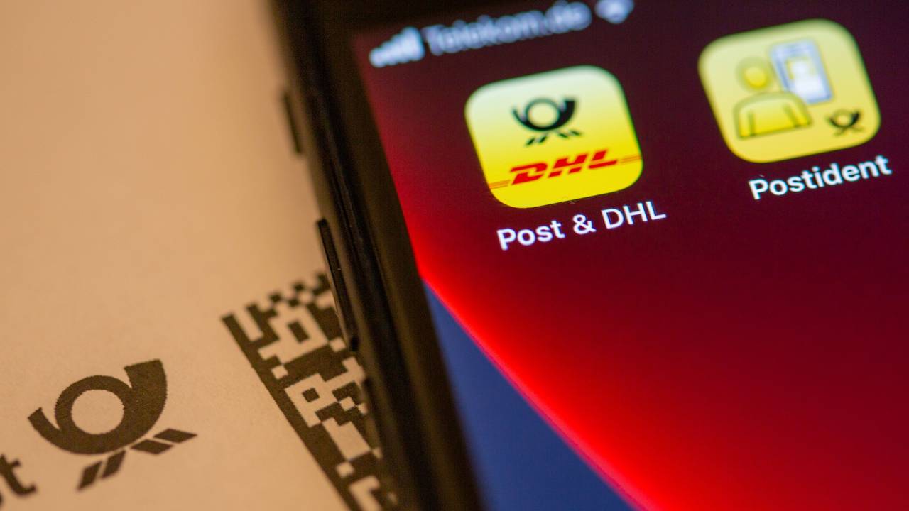 Das Logo der Post & DHL App ist auf dem Display eines Smartphones zu sehen. Das Symbolbild wurde am 5. Dezember 2021 aufgenommen.
