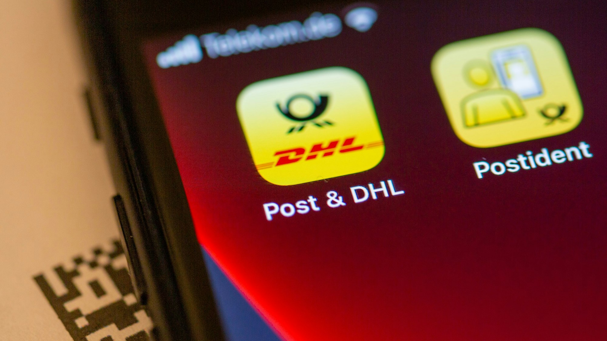 Das Logo der Post & DHL App ist auf dem Display eines Smartphones zu sehen. Das Symbolbild wurde am 5. Dezember 2021 aufgenommen.