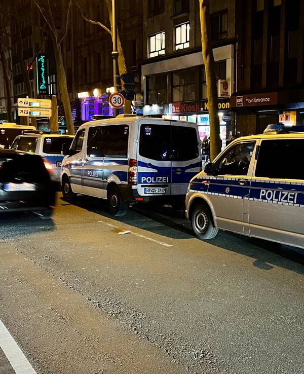 Zwei Einsatzwagen der Kölner Polizei stehen auf den Ringen.
