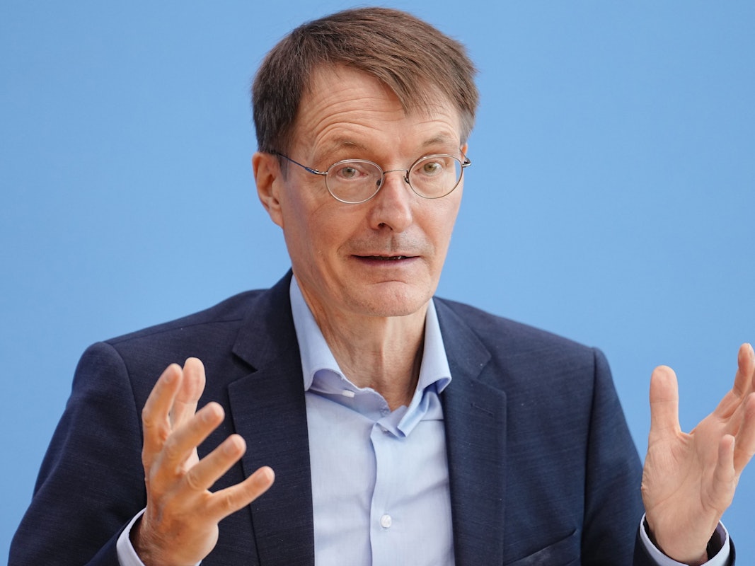 Gesundheitsminister Lauterbach spricht während einer Pressekonferenz zur aktuellen Corona-Lage.