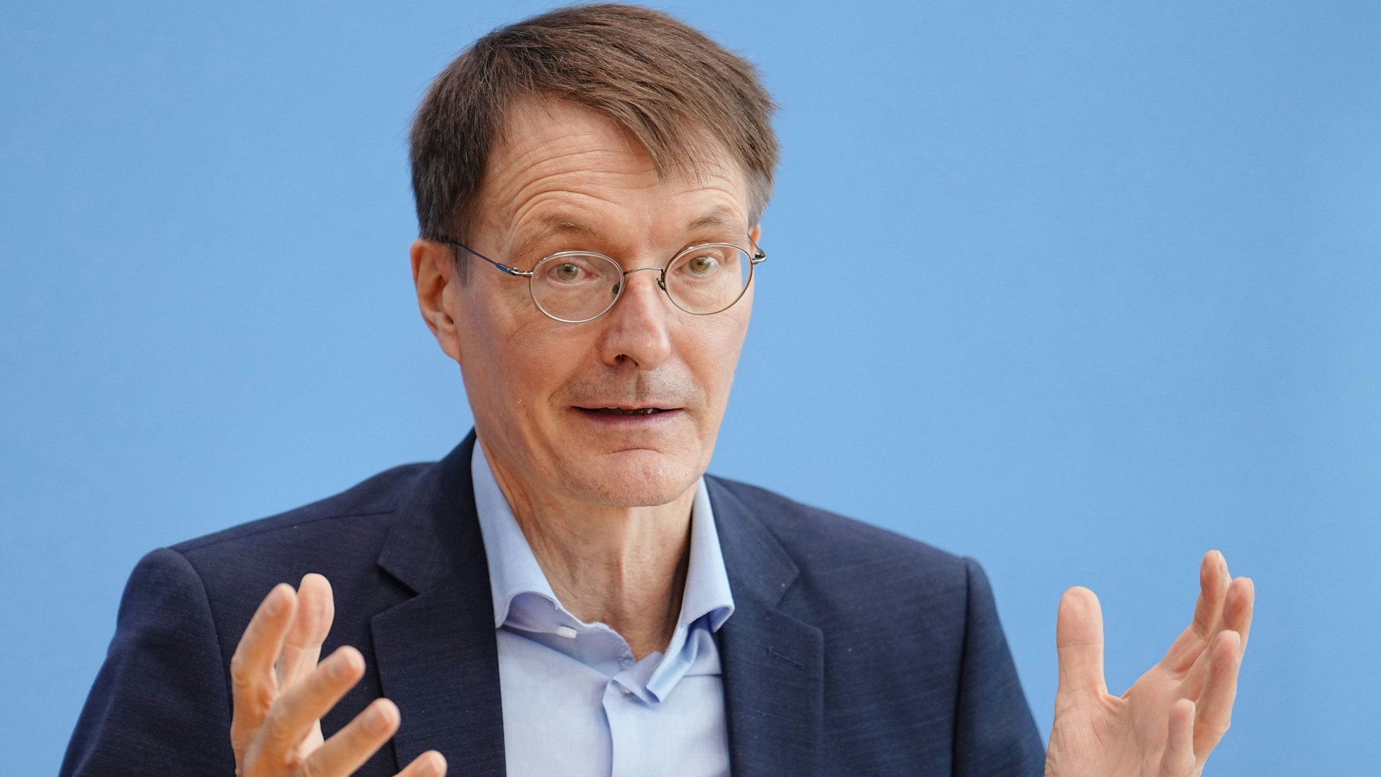 Gesundheitsminister Lauterbach spricht während einer Pressekonferenz zur aktuellen Corona-Lage.