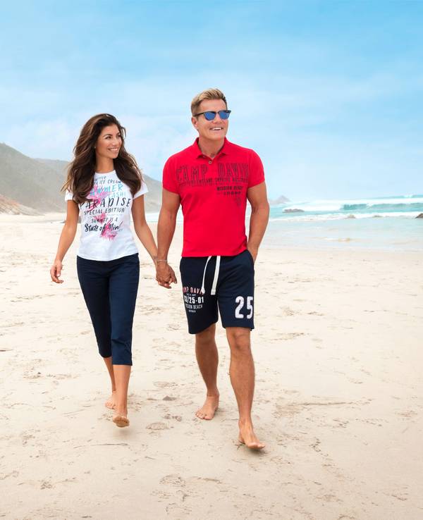 Dieter Bohlen und Carina Walz präsentieren am Strand eine Lidl-Sonderkollektion von Camp David & Soccx. Sommerliche Outfits ab dem 20. April 2020 bundesweit in allen Filialen sowie im Lidl-Onlineshop.