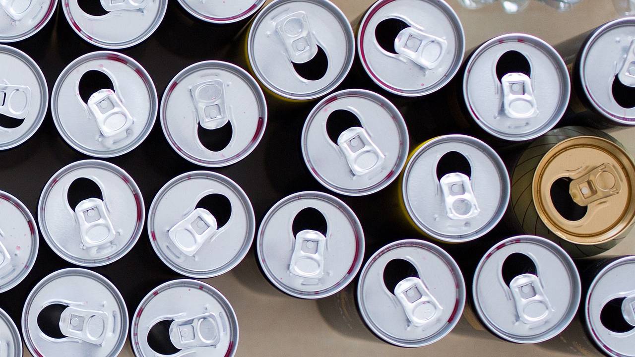 ARCHIV - Leere Getränkedosen stehen am 14.04.2015 in Berlin. Die Getränkedose setzt ihr Comeback fort. Dreizehn Jahre nach der Einführung der Pfandpflicht wurden 2015 in Deutschland erstmals wieder mehr als zwei Milliarden Dosen verkauft. Foto: Lukas Schulze/dpa +++ dpa-Bildfunk +++