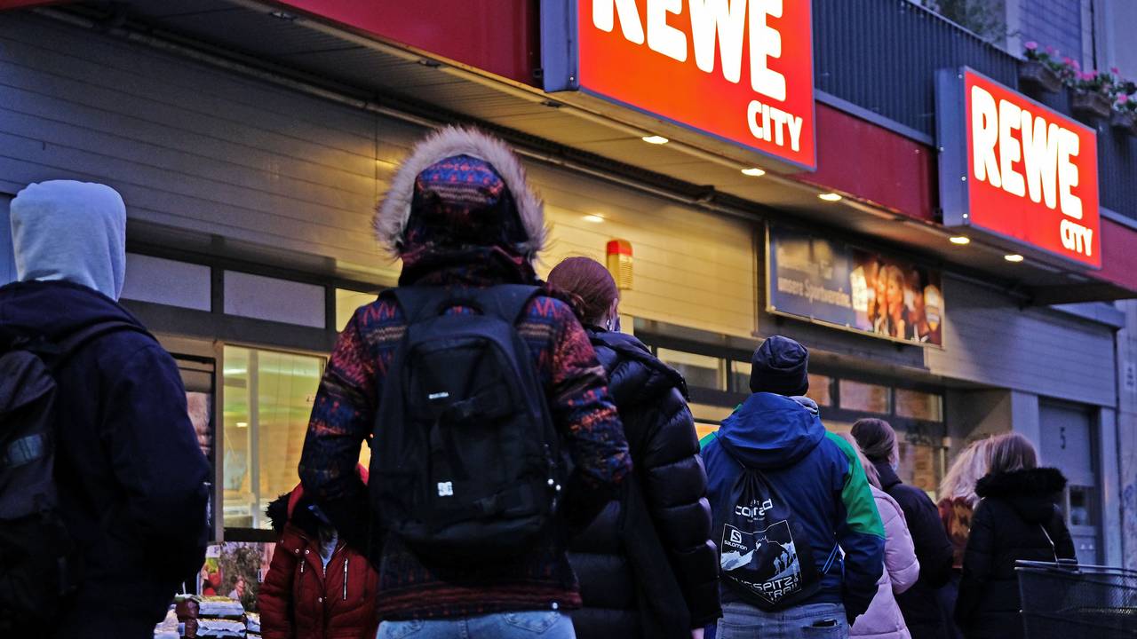 Menschen stehen im November 2020 vor einem Rewe-Supermarkt in einer Schlange an: Auch im Zuge der Corona-Pandemie liegt Deutschland im Online-Lebensmittelhandel massiv zurück.