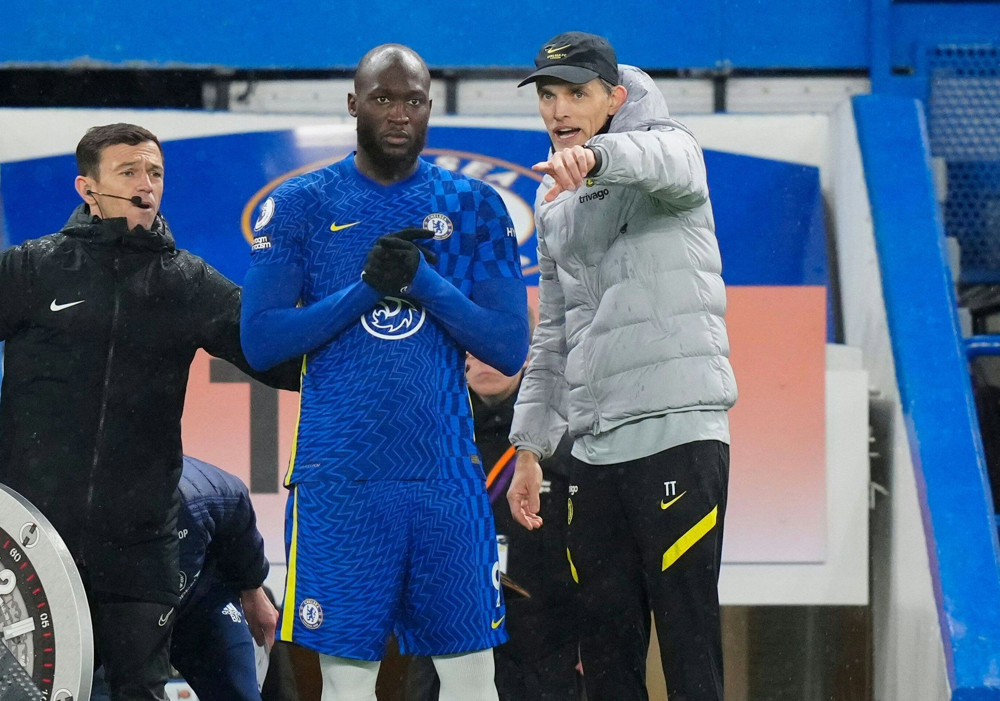 Thomas Tuchel erklärt Romelu Lukaku etwas vor dessen Einwechslung.