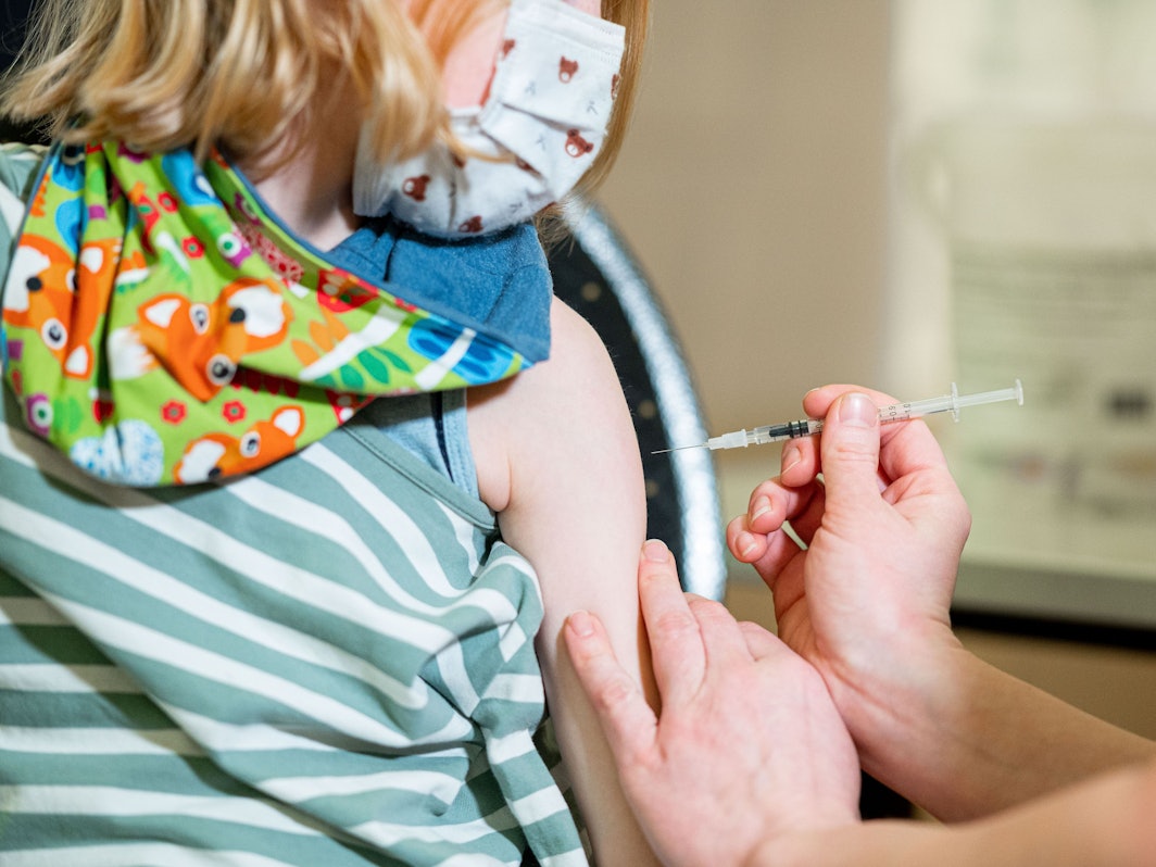 Unser Symbolbild zeigt Matilda (8). Sie wird im mobilen Impfzentrum für Kinder gegen das Coronavirus geimpft. In Niedersachsen sind die Corona-Impfungen für Fünf- bis Elfjährige gestartet. Das Bild entstand am 15. Dezember 2021.